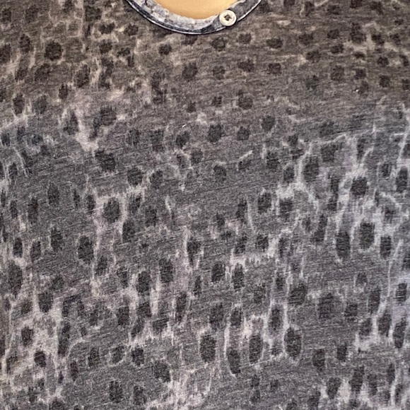 Women's William Rast Cooper Henley Charcoal Cheetah Henley Tee Shirt Medium NWT - Picture 5 of 6